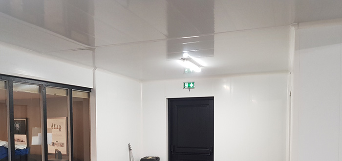 plafond rénové avec plaque de lambris plein 2